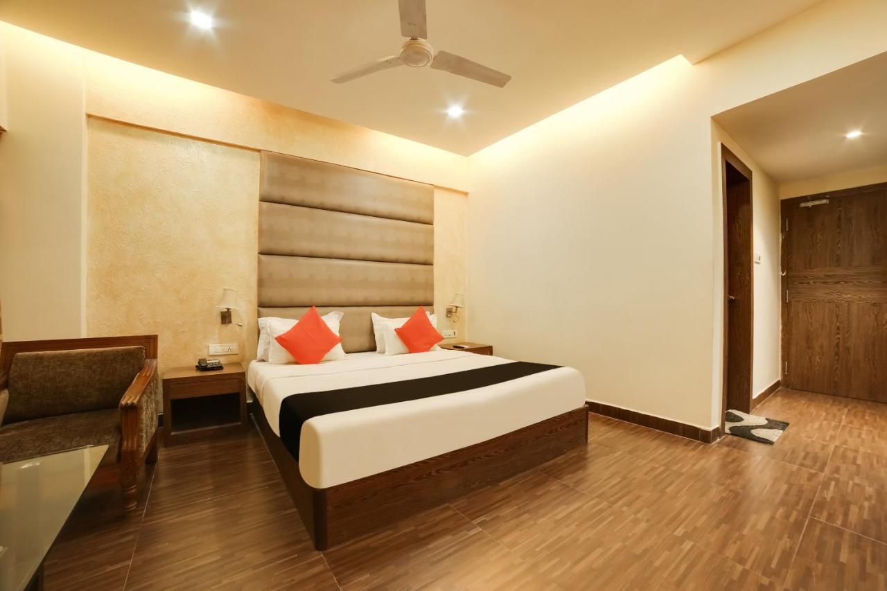 Capital O 61351 Waii International Hotel Bhalukpung Buitenkant foto