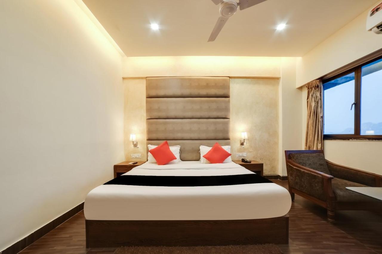 Capital O 61351 Waii International Hotel Bhalukpung Buitenkant foto