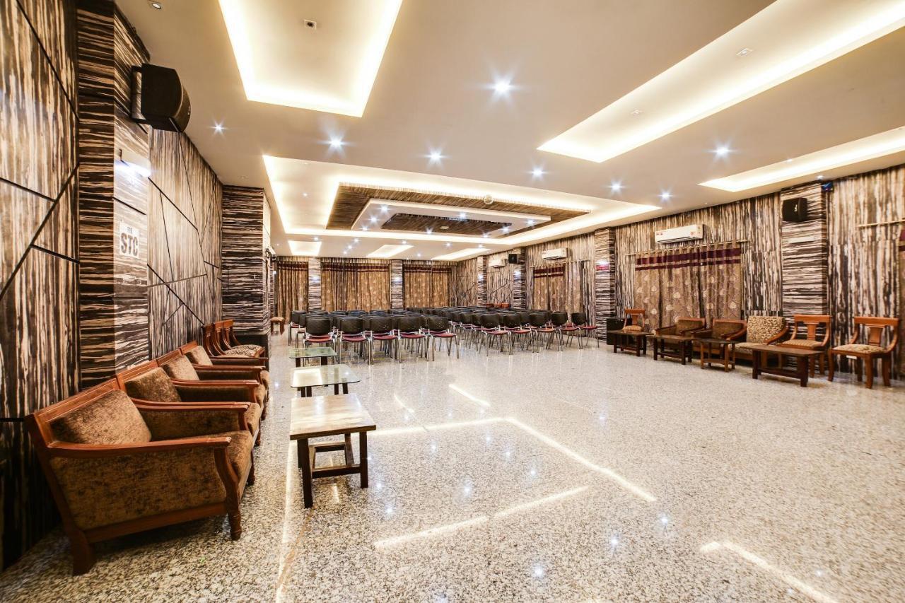 Capital O 61351 Waii International Hotel Bhalukpung Buitenkant foto